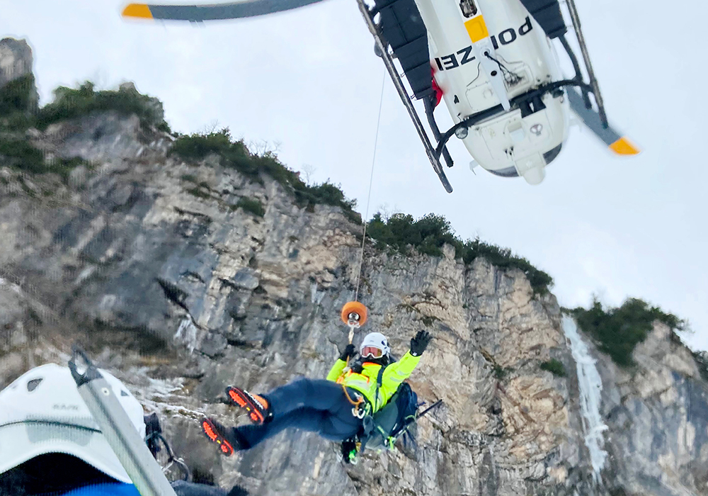 Polizeibergführer des Alpinen Einsatzzugs im Hubschraubereinsatz